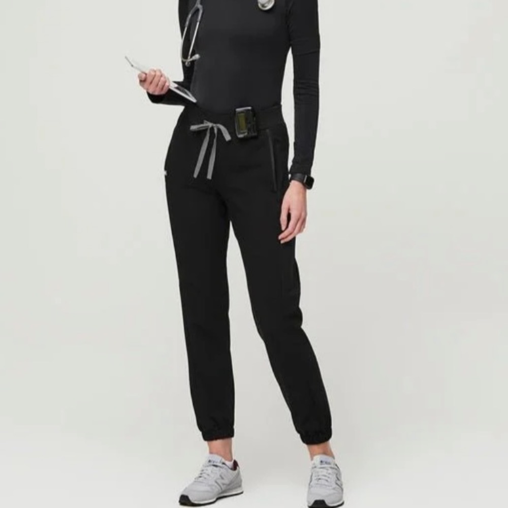 Figs Women's Black Granville - Petite Jogger Scrub